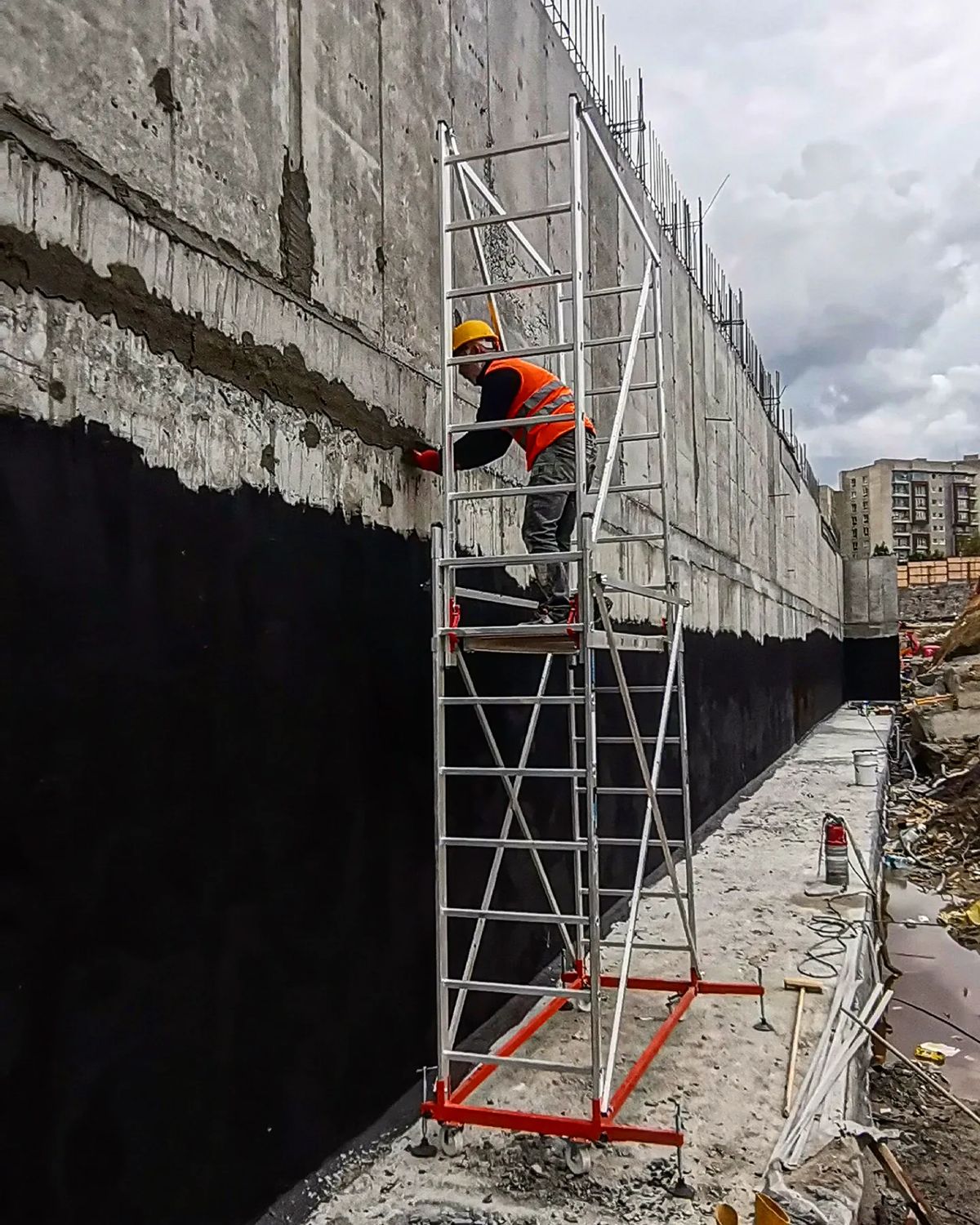 Perde duvarında bitüm esaslı yalıtım uygulaması